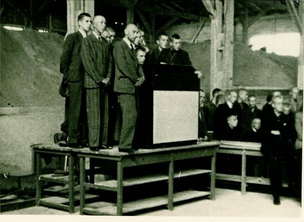 Foto van gevangenen genomen tijdens een uitvaart dienst