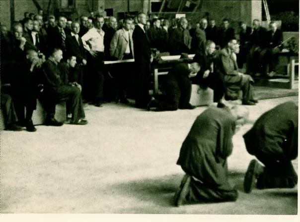 Een foto van de gevangenen tijdens een uitvaartdienst