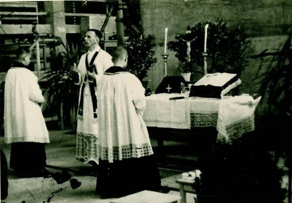 Foto 2 van een uitvaartdienst in het kamp